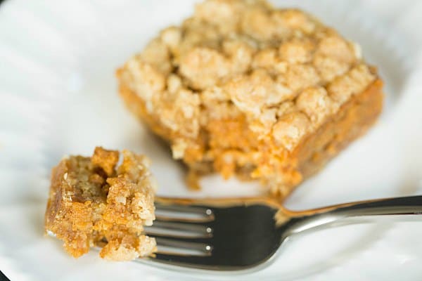 Pumpkin Pie Oatmeal Crumb Bars by @browneyedbaker :: www.browneyedbaker.com