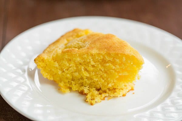 Skillet Cornbread Recipe by @browneyedbaker :: www.browneyedbaker.com