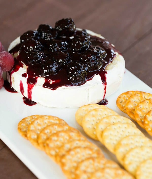 Baked Brie with Blackberry Compote by @browneyedbaker :: www.browneyedbaker.com