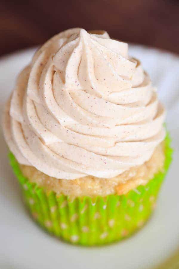 Apple Cupcakes with Cinnamon-Cream Cheese Frosting - A perfect way to kick off fall baking! | https://apex-male.info/apple-cupcakes-cinnamon-cream-cheese-frosting/