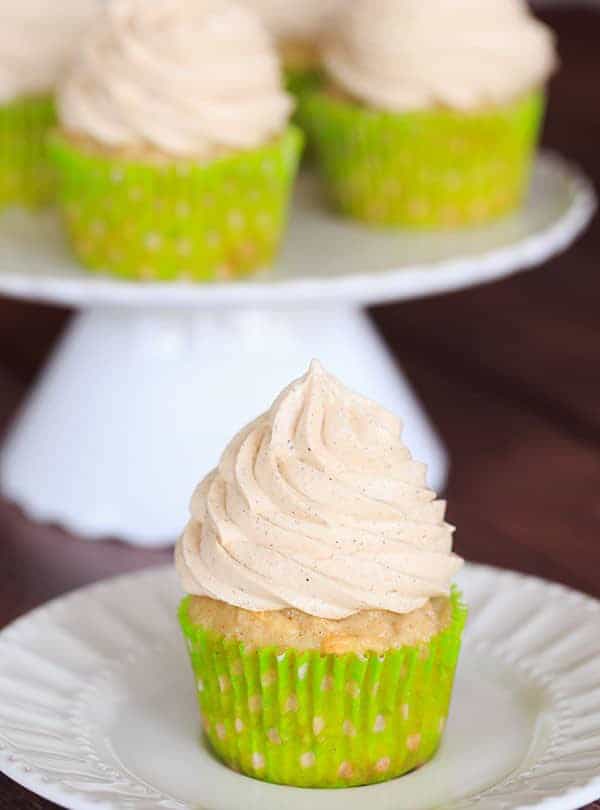 Apple Cupcakes with Cinnamon-Cream Cheese Frosting - A perfect way to kick off fall baking! | https://apex-male.info/apple-cupcakes-cinnamon-cream-cheese-frosting/