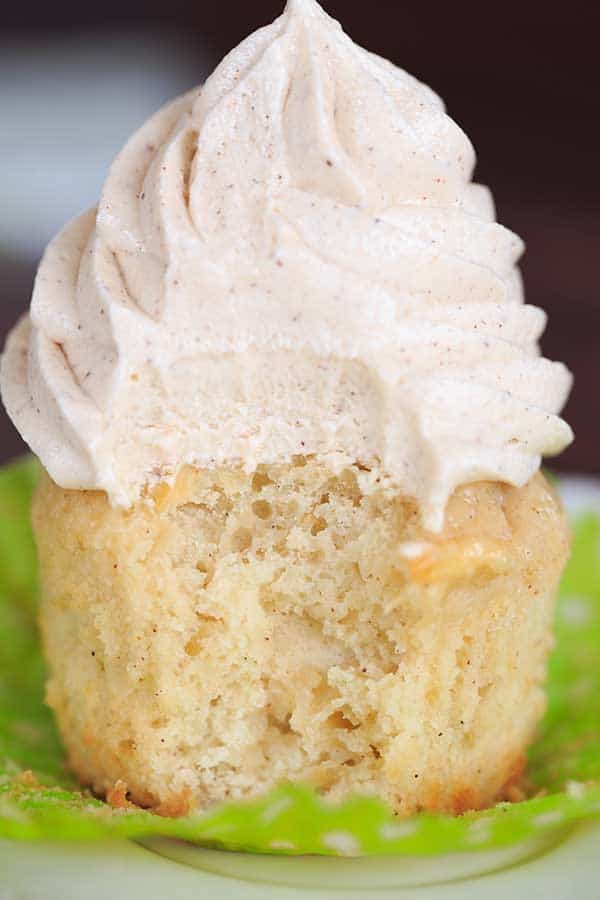 Apple Cupcakes with Cinnamon-Cream Cheese Frosting - A perfect way to kick off fall baking! | https://apex-male.info/apple-cupcakes-cinnamon-cream-cheese-frosting/