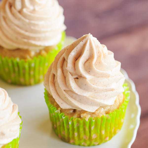 Apple Cupcakes with Cinnamon-Cream Cheese Frosting - A perfect way to kick off fall baking! | https://apex-male.info/apple-cupcakes-cinnamon-cream-cheese-frosting/