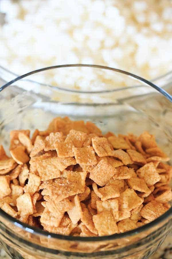 Cinnamon Toast Crunch Marshmallow Treats - A delicious, cinnamon-y riff on the classic Rice Krispie treats. | https://apex-male.info/cinnamon-toast-crunch-marshmallow-treats