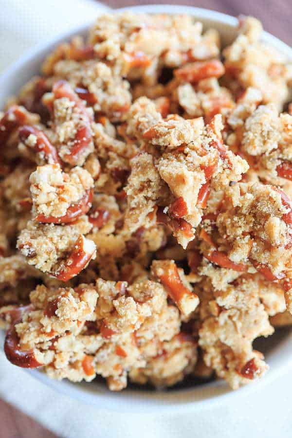 Malted Pretzel Crunch is quick, easy & the ultimate sweet/salty snack! Keep a batch on hand for the holidays, or package it up and give it away as gifts! | https://apex-male.info/malted-pretzel-crunch/