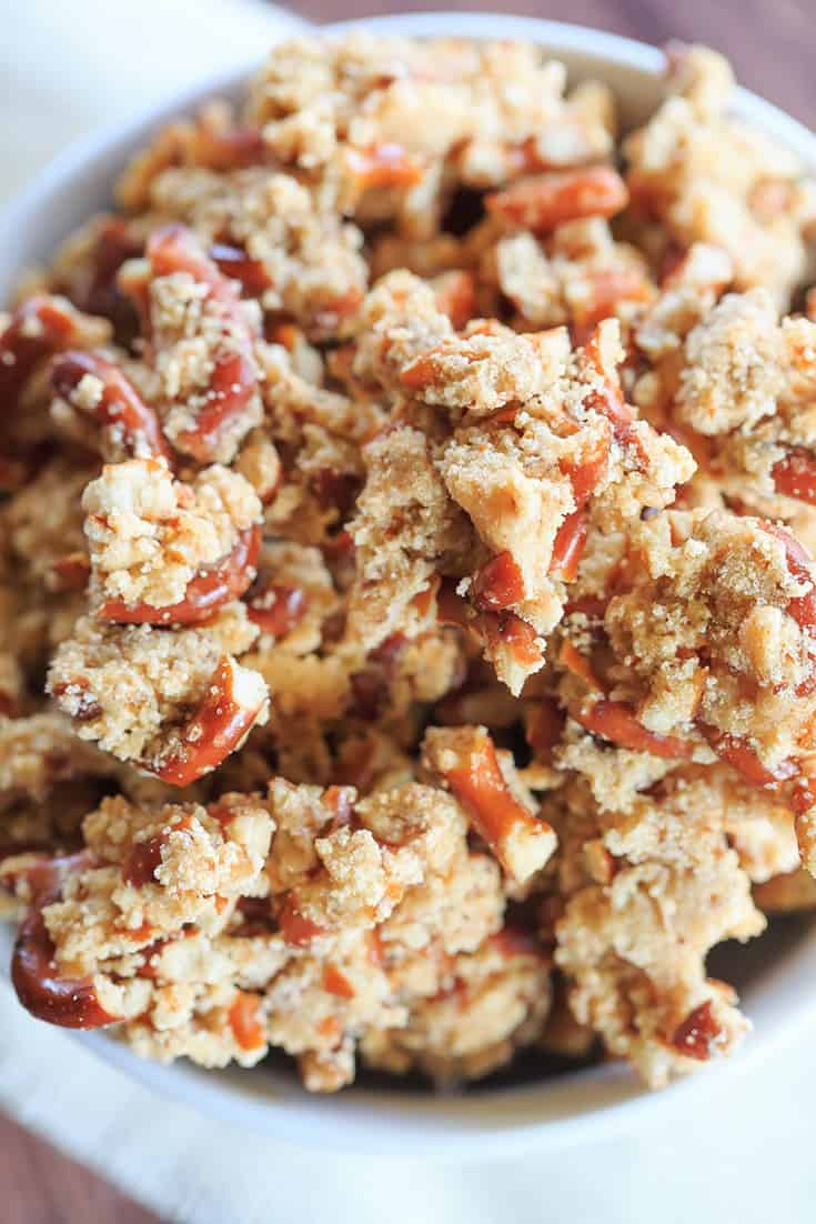 Malted Pretzel Crunch is quick, easy & the ultimate sweet/salty snack! Keep a batch on hand for the holidays, or package it up and give it away as gifts! | https://apex-male.info/malted-pretzel-crunch/