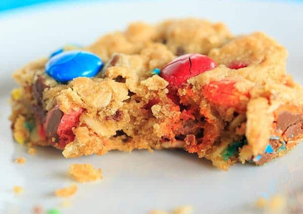 Monster Cookie Bars - Peanut butter dough is loaded with oats, chocolate chips and M&M's. | https://apex-male.info/monster-cookie-bars/