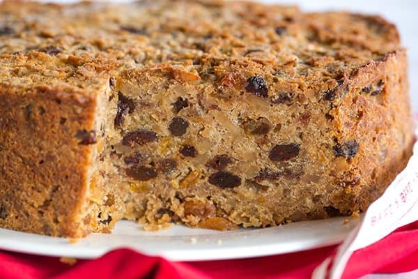 Christmas Cake - A wonderfully dense and moist fruit cake loaded with rum-soaked fruit! | https://apex-male.info/christmas-cake/