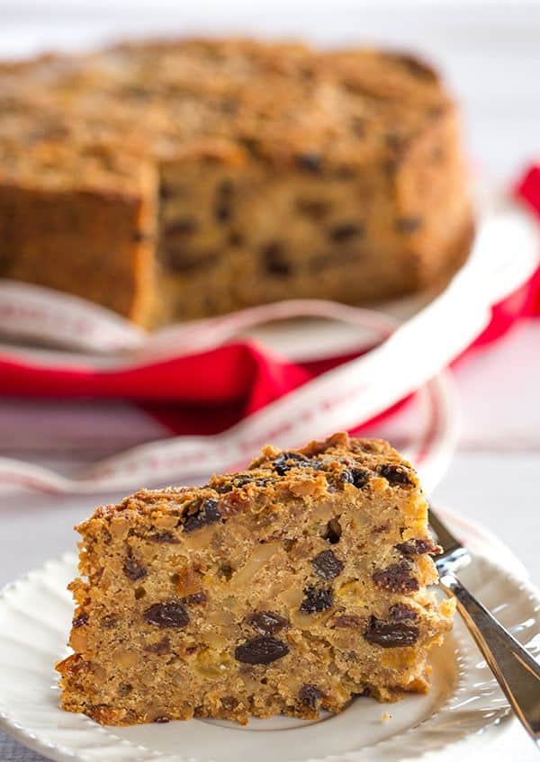 Christmas Cake - A wonderfully dense and moist fruit cake loaded with rum-soaked fruit! | https://apex-male.info/christmas-cake/