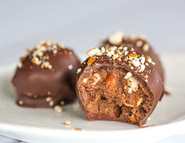 Nutella-Pretzel Truffles - Super easy and the perfect sweet/salty combination! | https://apex-male.info/nutella-pretzel-truffles/