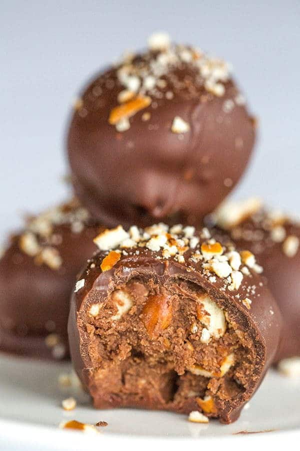 Nutella-Pretzel Truffles - Super easy and the perfect sweet/salty combination! | https://apex-male.info/nutella-pretzel-truffles/