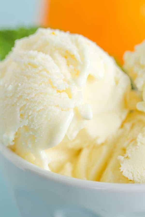 Orange Frozen Yogurt - SO easy, tastes just like an orange creamsicle and a great alternative to ice cream. What are you waiting for?!