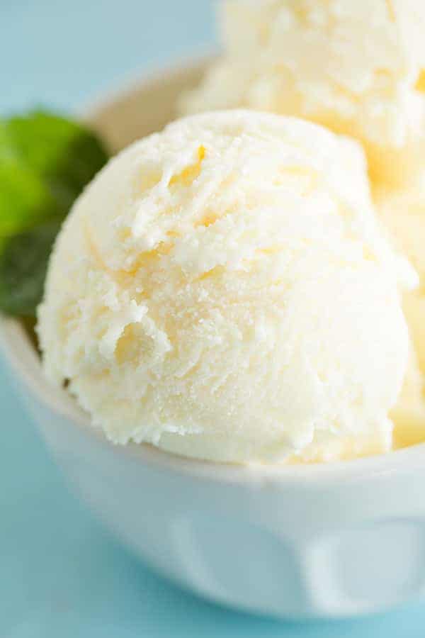 Orange Frozen Yogurt - SO easy, tastes just like an orange creamsicle and a great alternative to ice cream. What are you waiting for?!