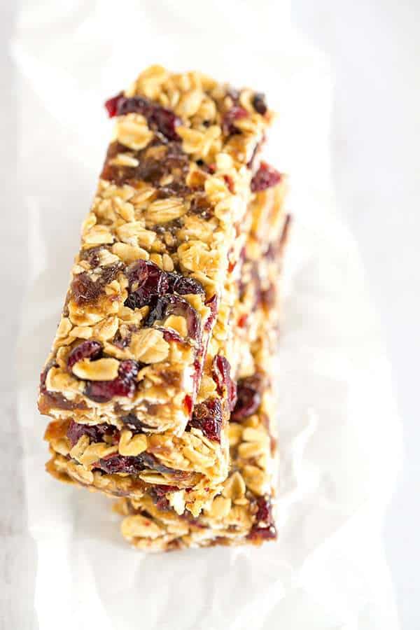 These no-bake granola bars contain only five ingredients, no added sugar, and are infinitely customizable... A perfect lunchbox snack!