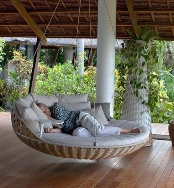Hanging bed